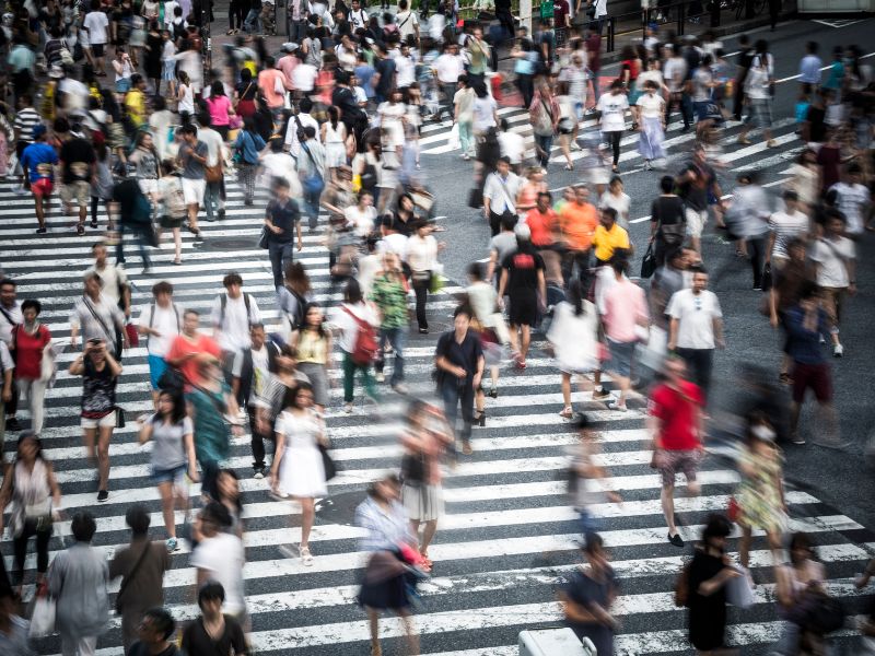 Menschenmenge auf einer belebten Straße zeigt urbanen Stress