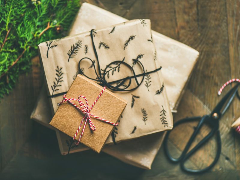 Nachhaltige Geschenkidee: Verpackung mit Kraftpapier, Tannenzweigmuster und Kordel