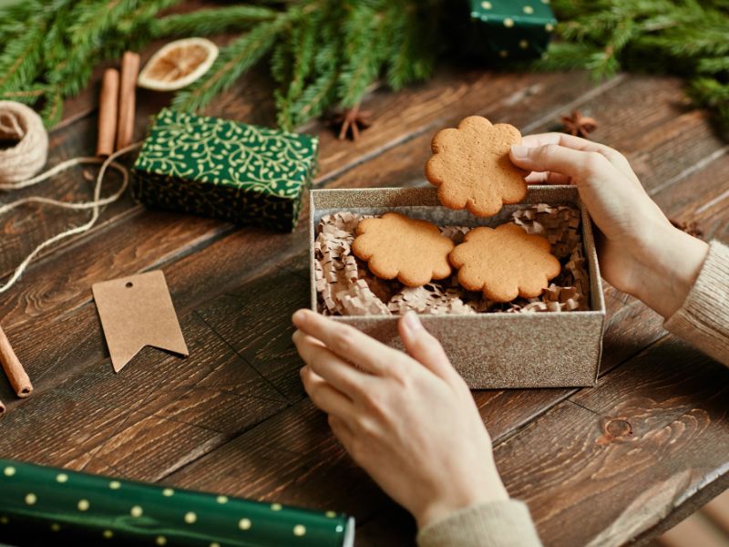 Nachhaltige Geschenkidee für Weihnachten: Selbstgebackene Plätzchen in dekorativer Box