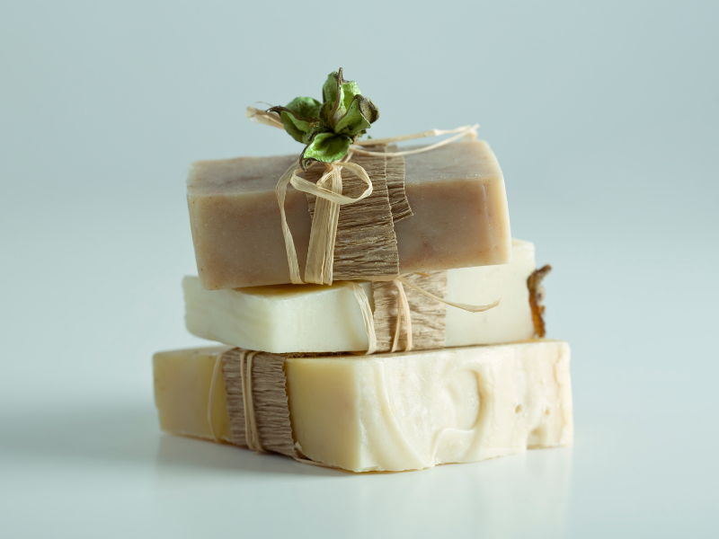 Minimalistische Geschenkidee: Handgemachte Naturseifen nachhaltig verpackt.
